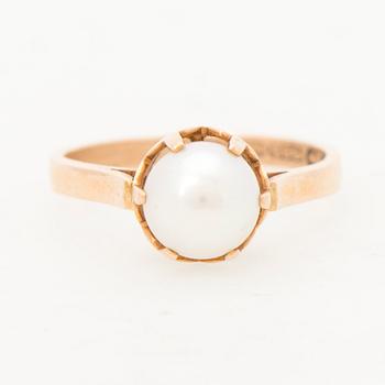 A RING, cultured pearl, 14K gold. Auran Kultaseppä, Turku Finland 1969.