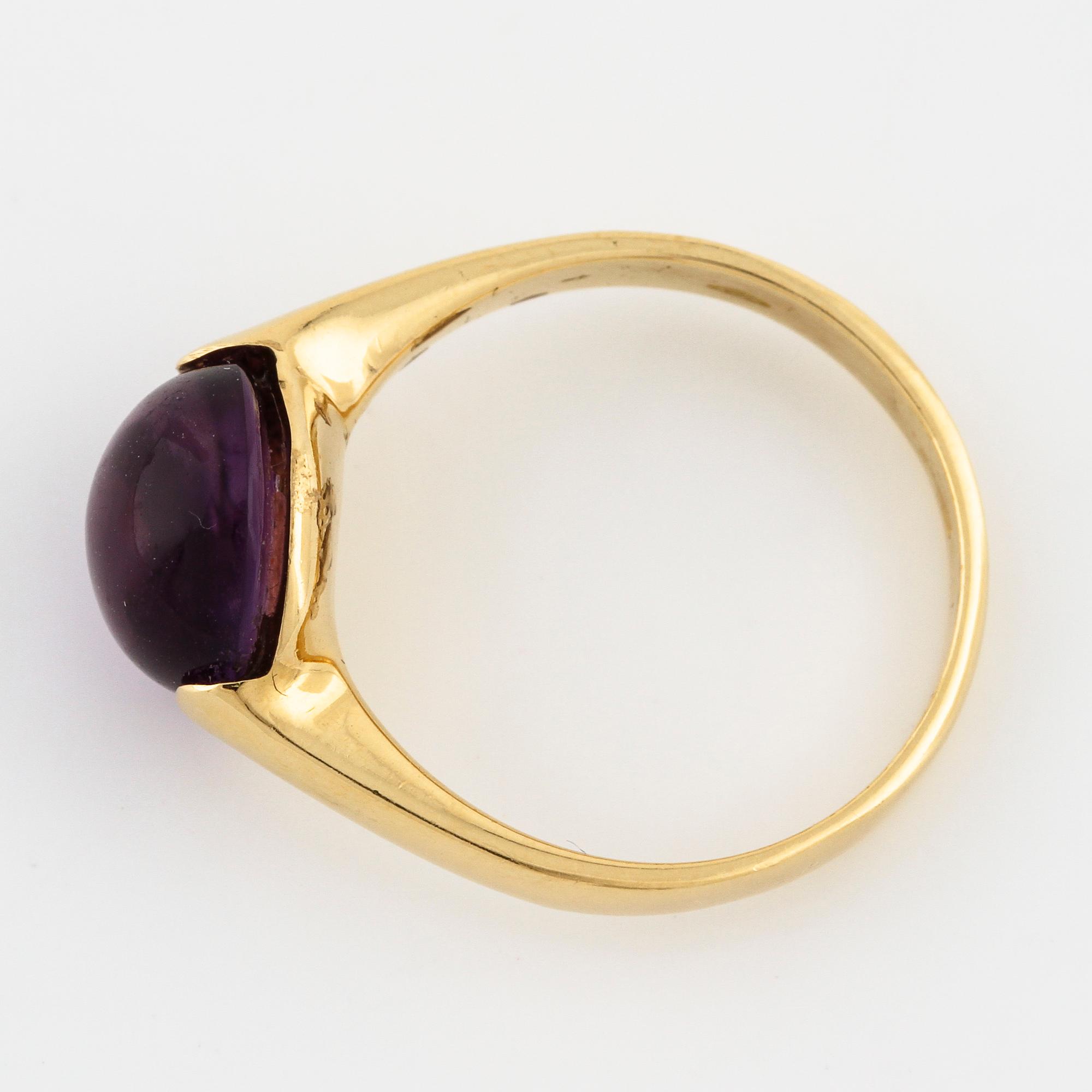 A cabochon cut amethyst.