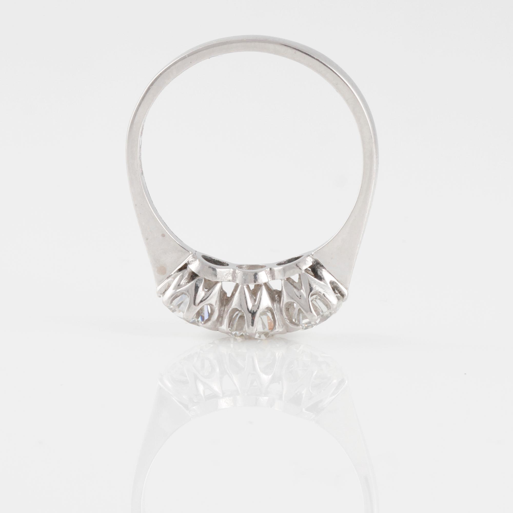 RING, med tre äldre briljantslipade diamanter.