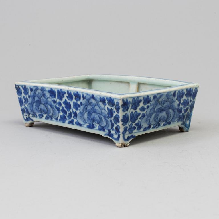 A blue and white flower pot, late Qing dynasty.