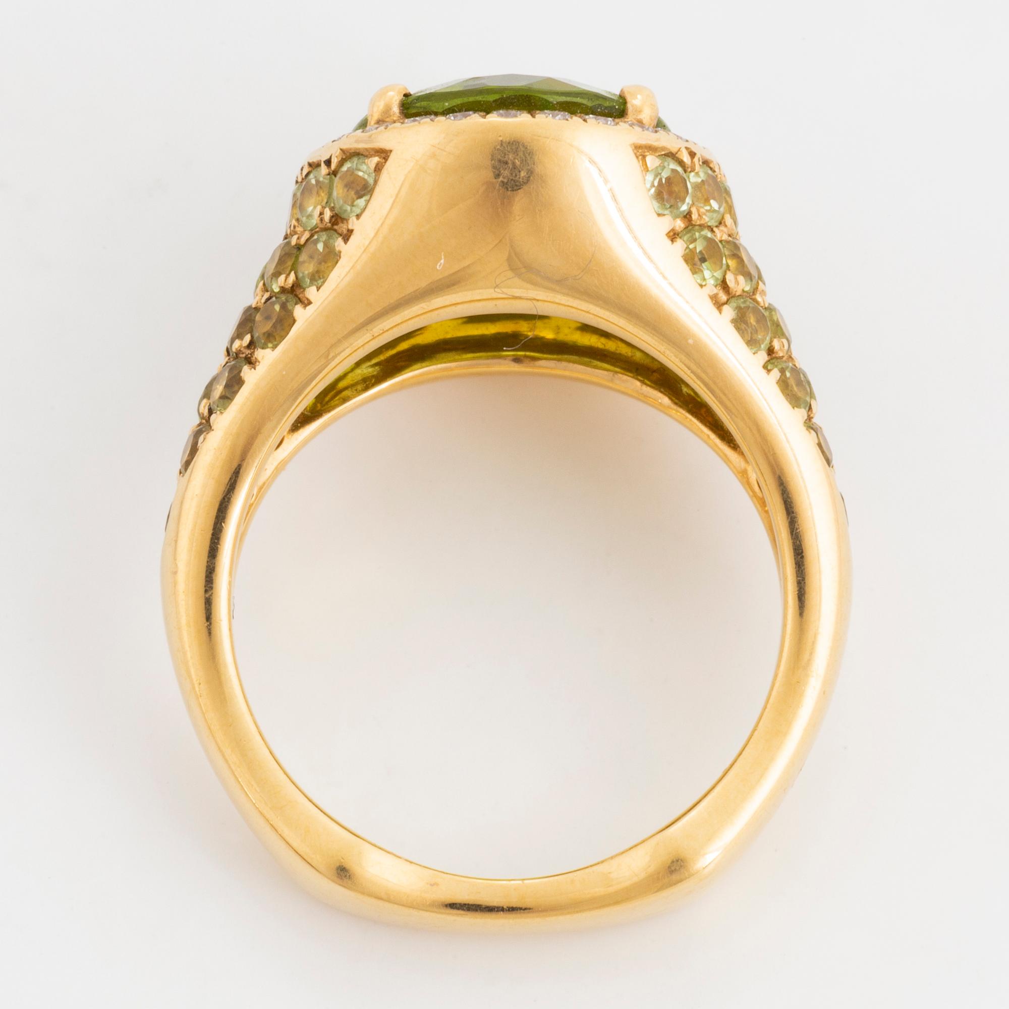 RING, guld med peridoter och briljantslipade diamanter.