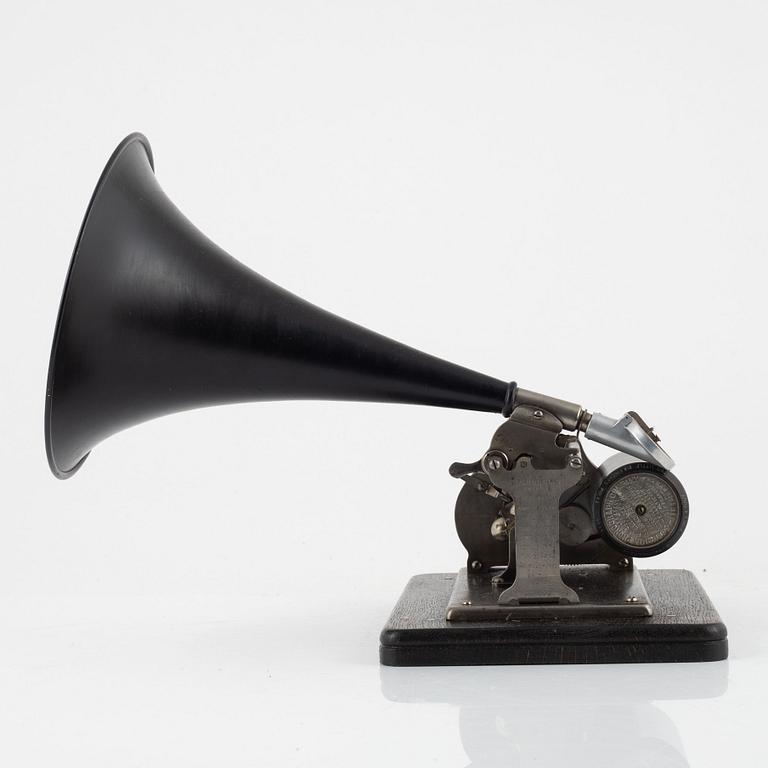 A phonograph, American Gramophone Company, around 1900.