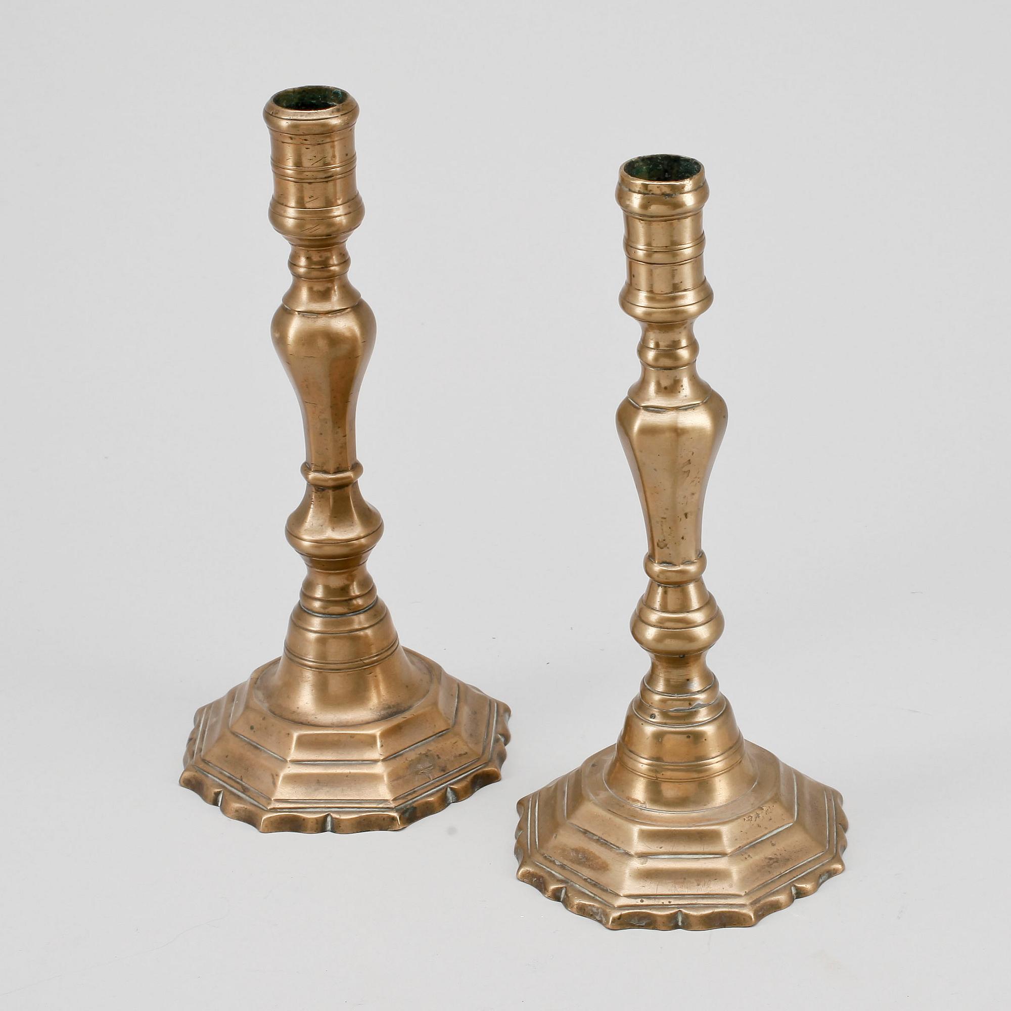 LJUSSTAKAR, ett par, mässing, senbarock, 1700-tal.