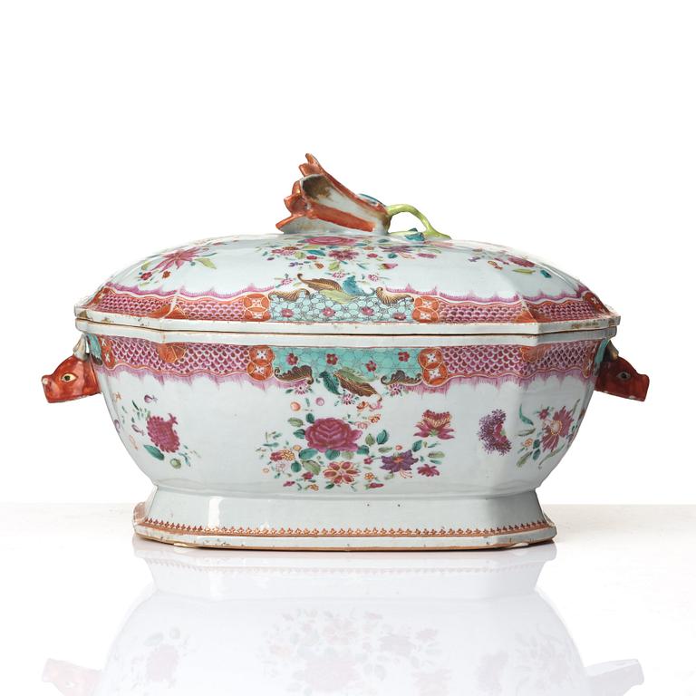 Terrin med lock och fat, kompaniporslin. Qingdynastin, Qianlong (1736-95).