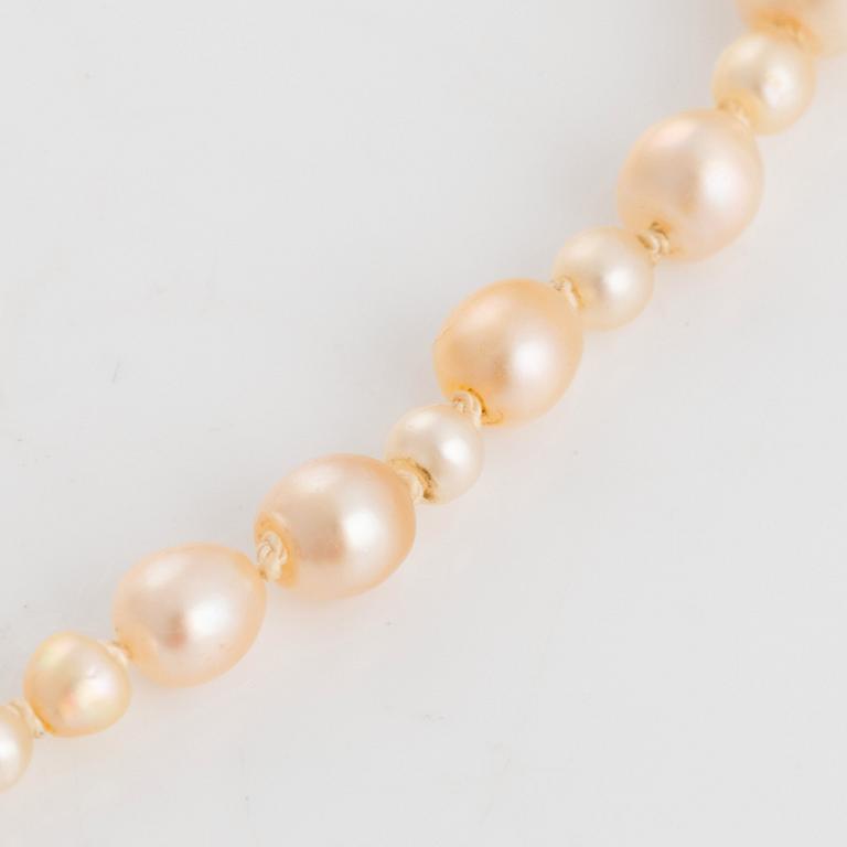 A pearl necklace with a silver and gold clasp set with rose-cut diamonds.
