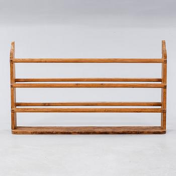 A shelf for plates, around the year 1900.