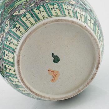 A large famille verte bisquit jar with cover, late Qing dynasty, circa 1900.