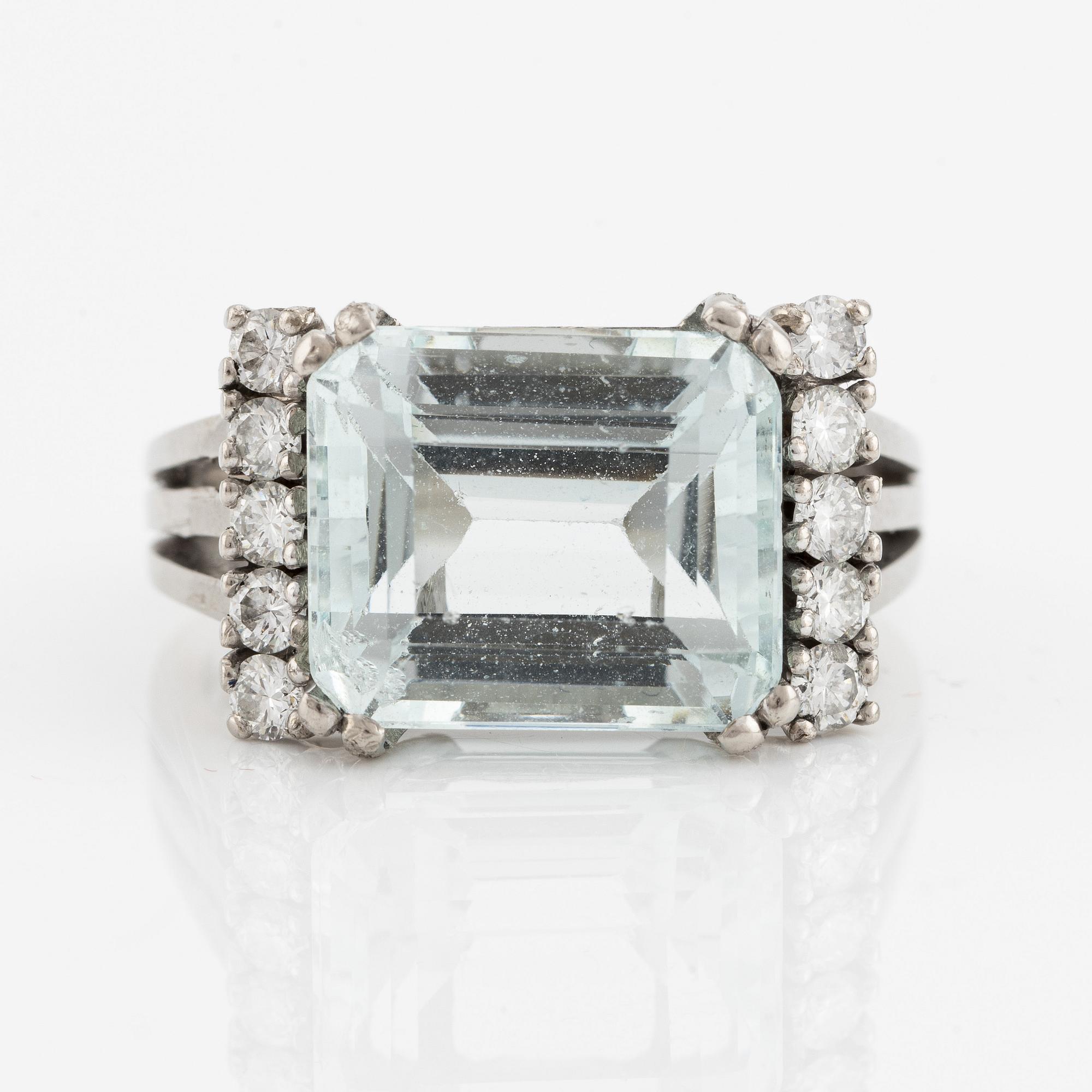 Ring, 18K vitguld med akvamarin och briljantslipade diamanter.