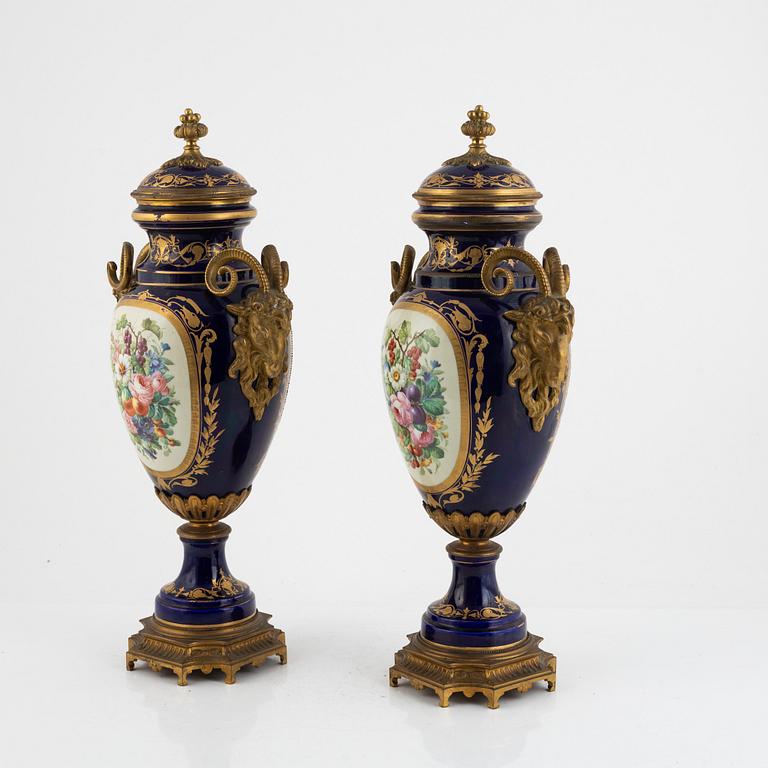 Lockurnor, ett par, porslin, Sèvresliknande märke, omkring år 1900.