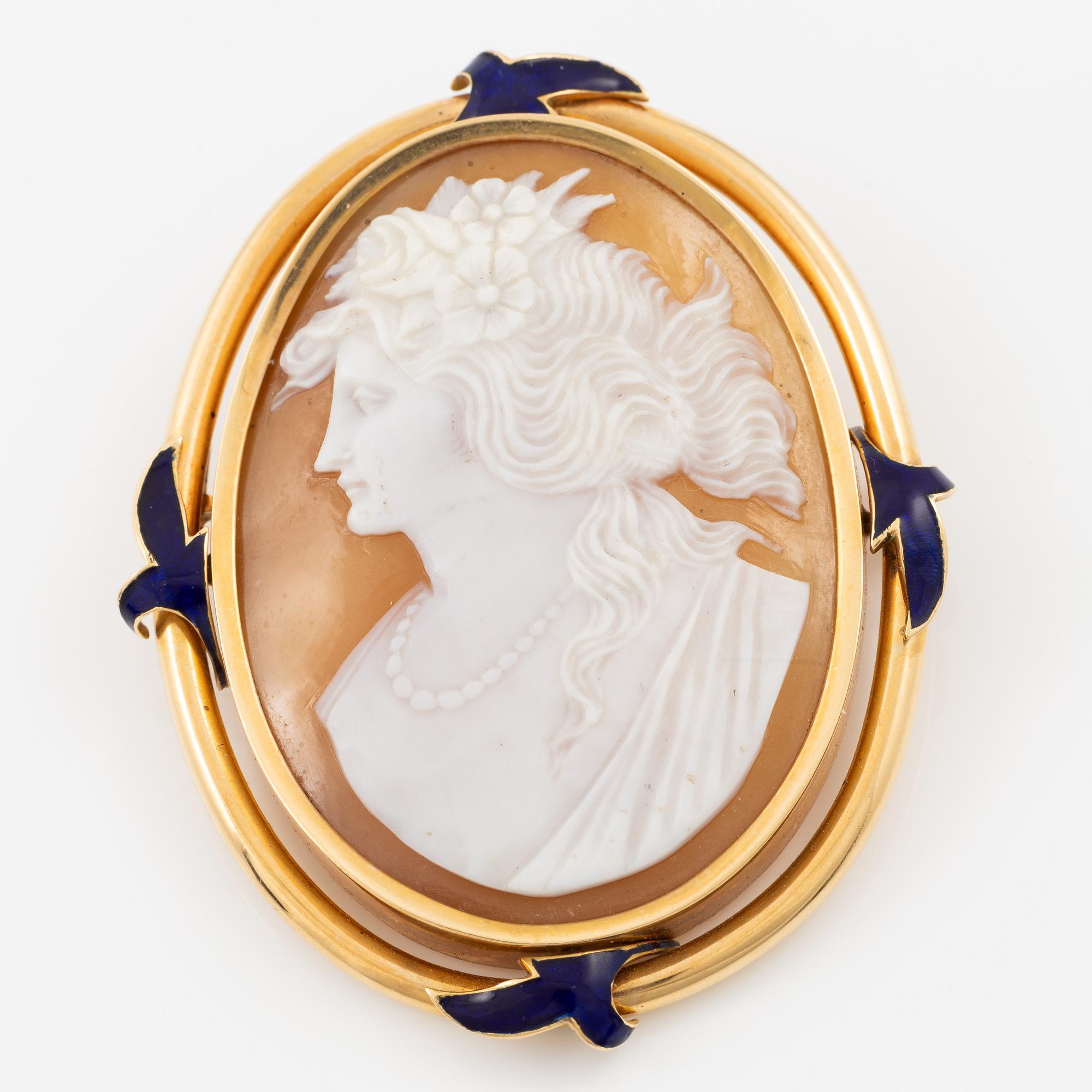 Brooch/pendant 18K gold with a shell cameo and enamel details.