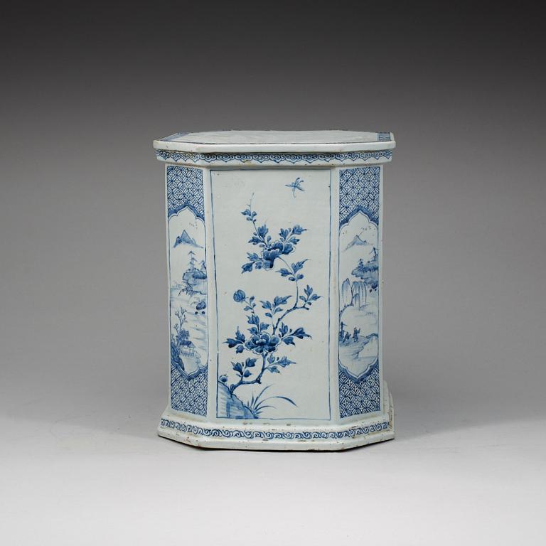 PALL/PIDESTAL, porslin. Qingdynastin, Kangxi (1662-1722).