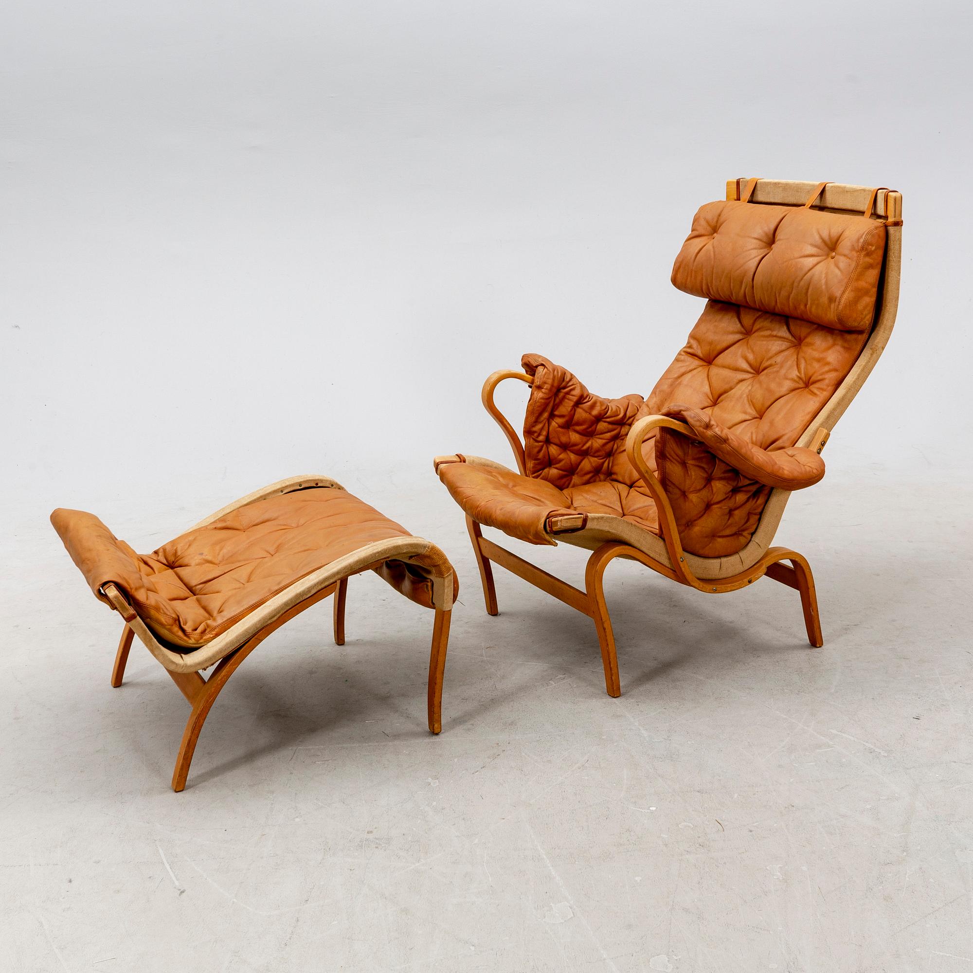 Bruno Mathsson, fåtölj och fotpall "Pernilla" för DUX senare delen av 1900-talet.