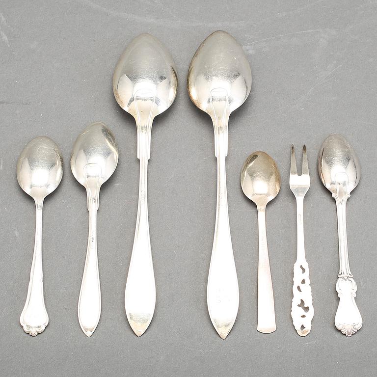 PARTI SILVER, mestadels kaffeskedar. Bl a "Rosenholm", GAB, Stockholm 1939. Total vikt ca 754 gram.