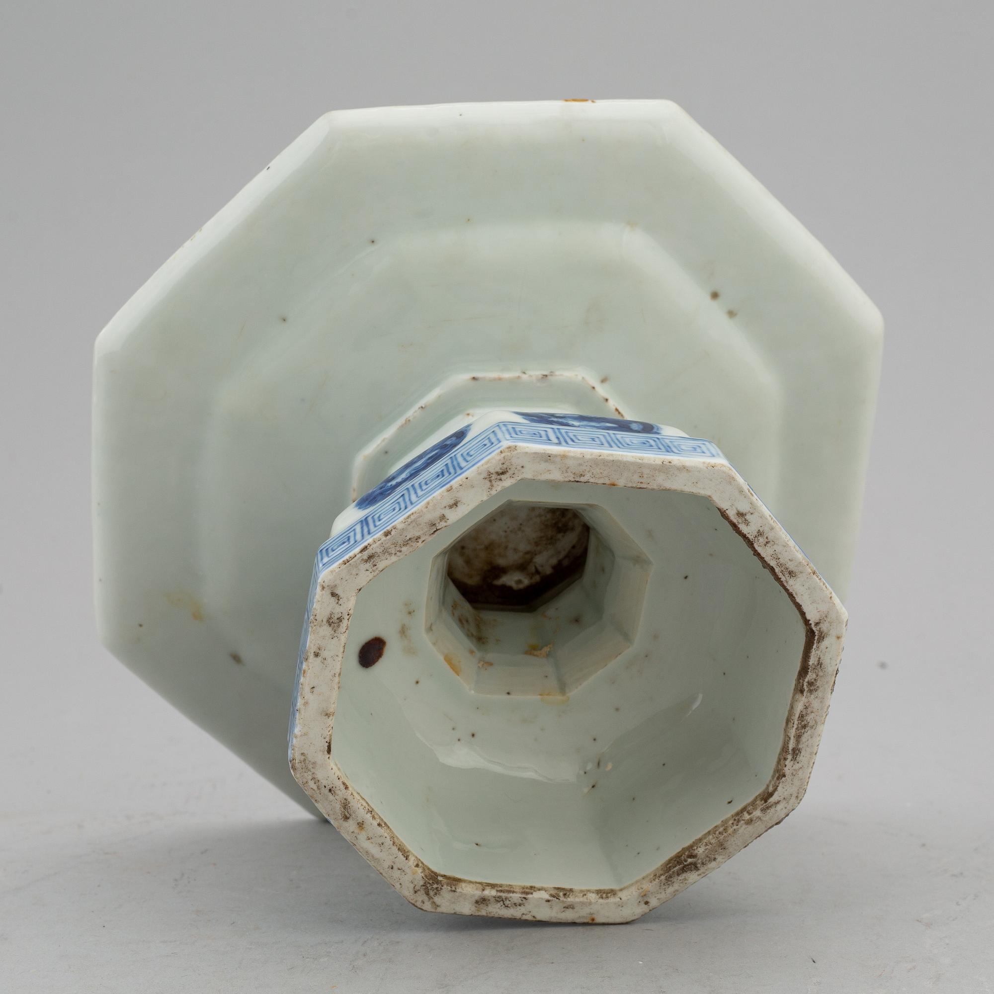 A blue and white footed dish, Qing dynasty, late 19th/early 20th century.