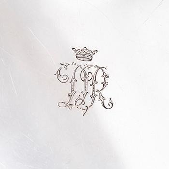 Uppläggningsfat, 4 st, och skålar, 2 st, silver, svenska, danska och finska stämplar 1918-1948, samt försilvrad coaster.