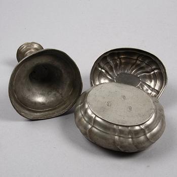 LJUSSTAKE SAMT SKÅL MED LOCK, tenn, gustaviansk resp rokokostil, 1800-1900-tal.