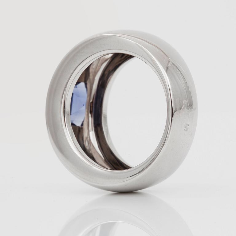 RING, Chaumet, med iolit.