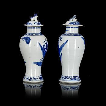 VASER med LOCK, 2 st, snarlika, porslin, Kina. 1800-tal.
