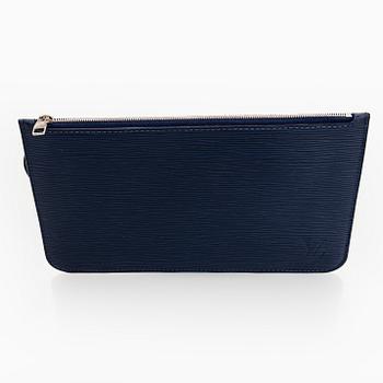 Louis Vuitton, a “Neverfull MM” bag.