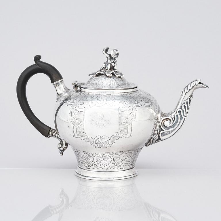 An English early 19th century teapot, silver, marks of Henry Nutting, London 1805.