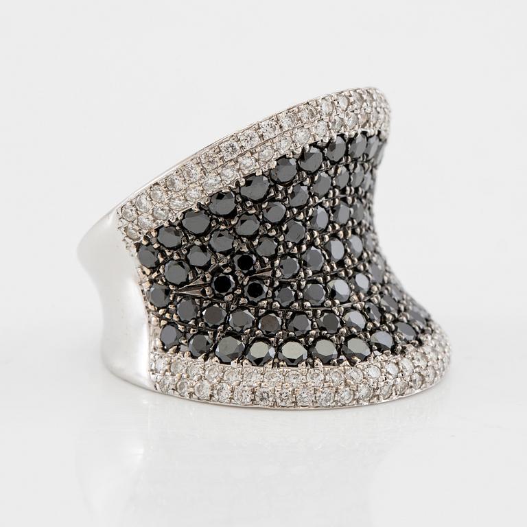 Ring in 18K white gold set with round brilliant-cut black and colourless diamonds.