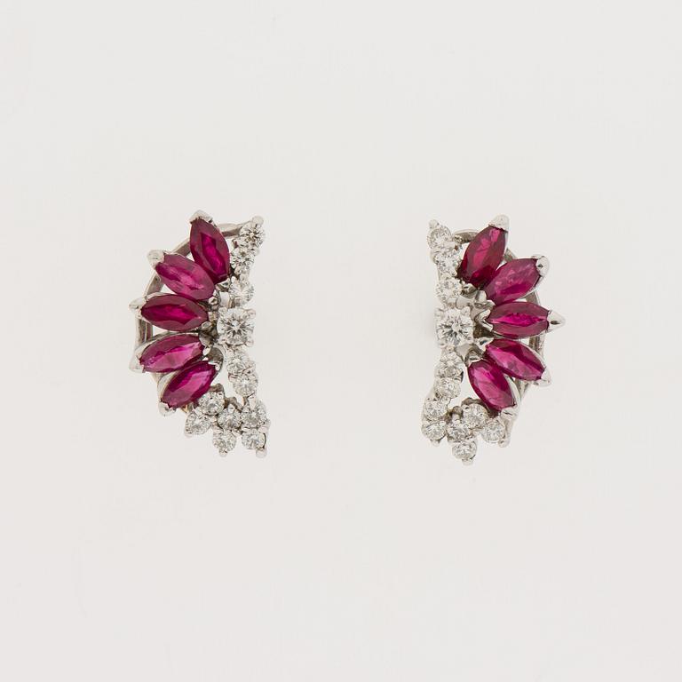 ÖRHÄNGEN, 14K vitguld, briljantslipade diamanter totalt ca 1,08 ct, rubiner ca 1,70 ct. Erkki Nupponen, Helsingfors.