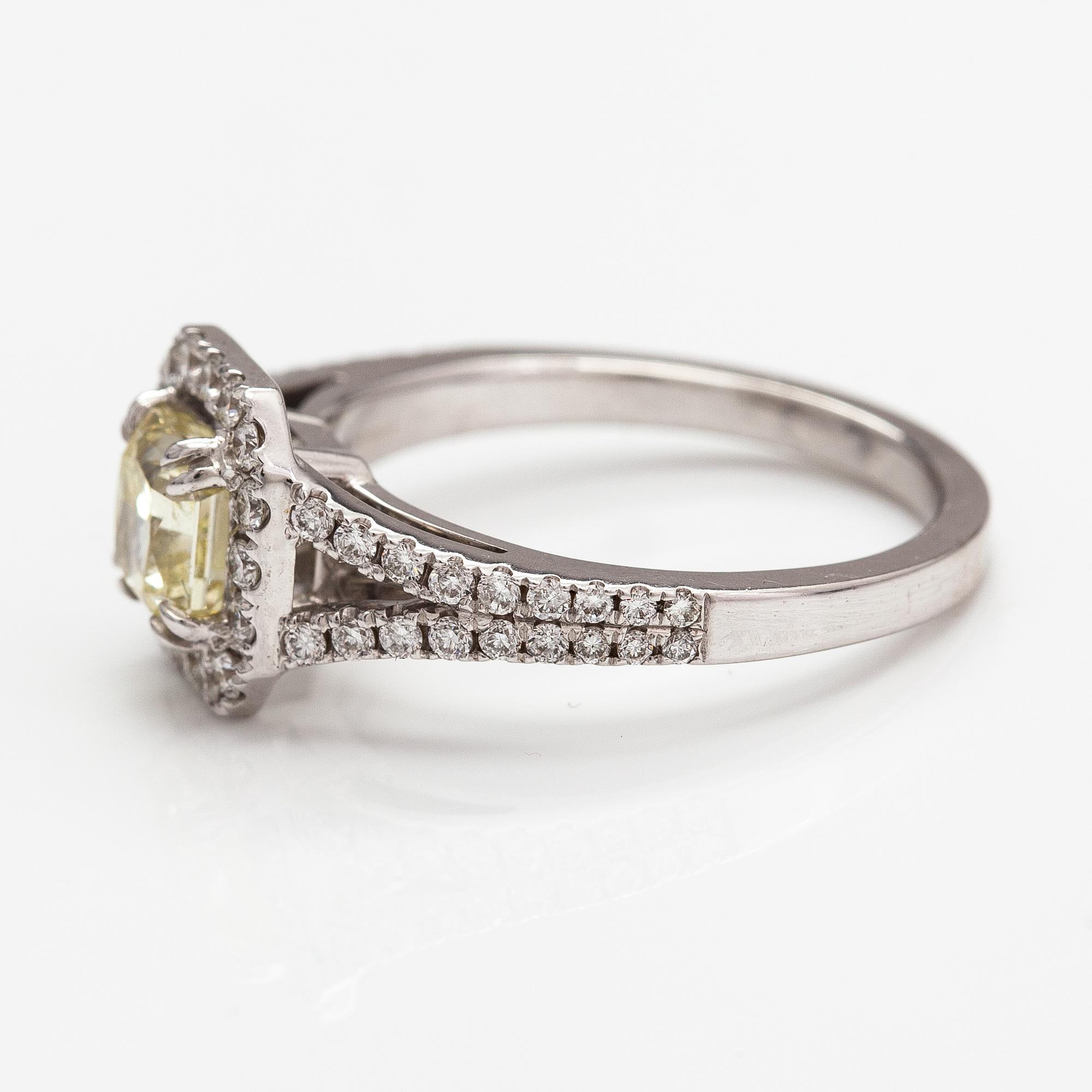 An 18K white gold ring with diamonds ca. 1.42 ct in total.