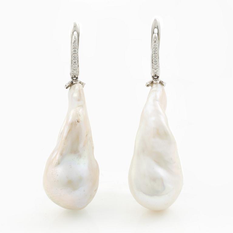 A pair of earrings in 18K gold with cultured baroque freshwater pearls and round brilliant-cut diamonds.
