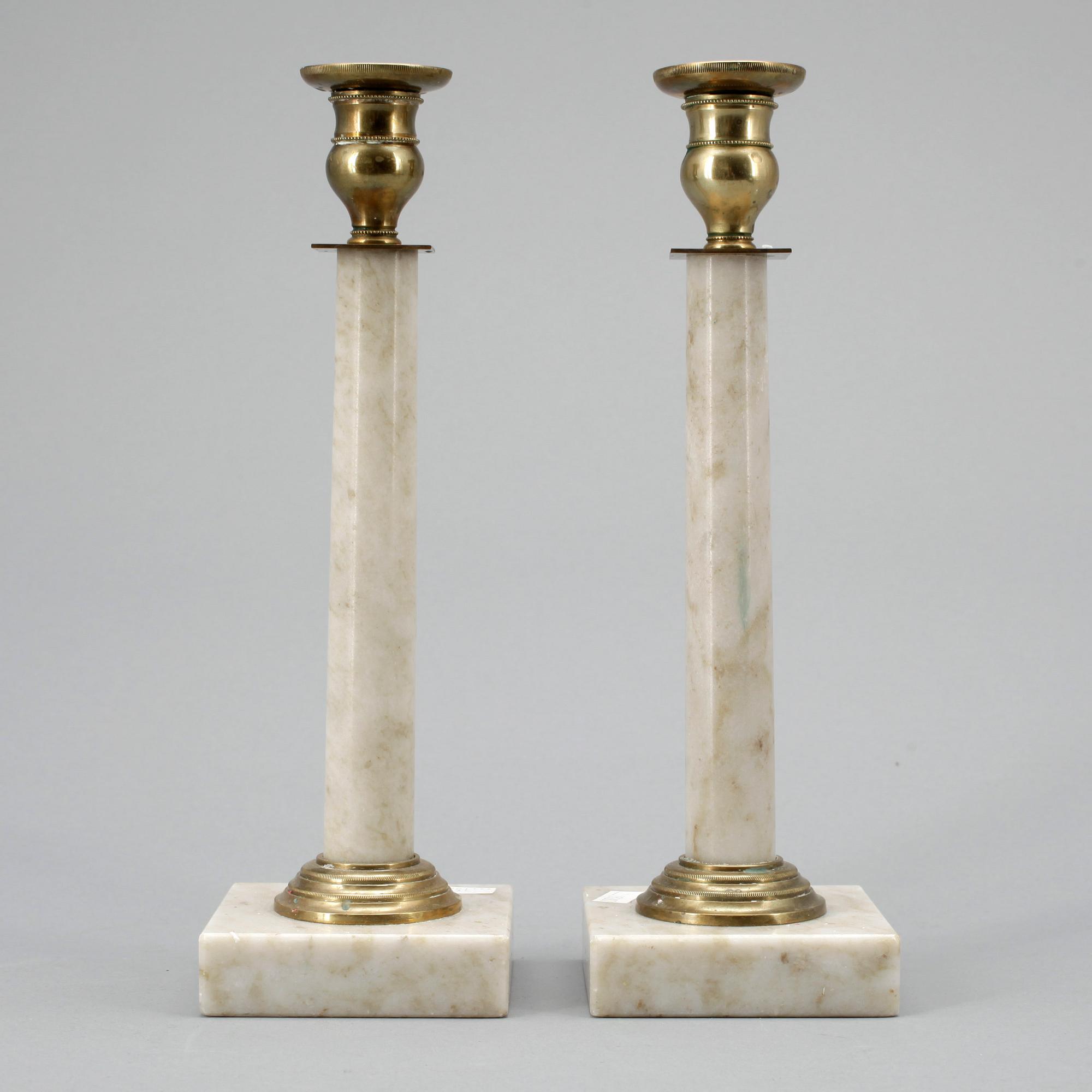 LJUSSTAKAR, ett par. Marmor och mässing. 1800-tal.
