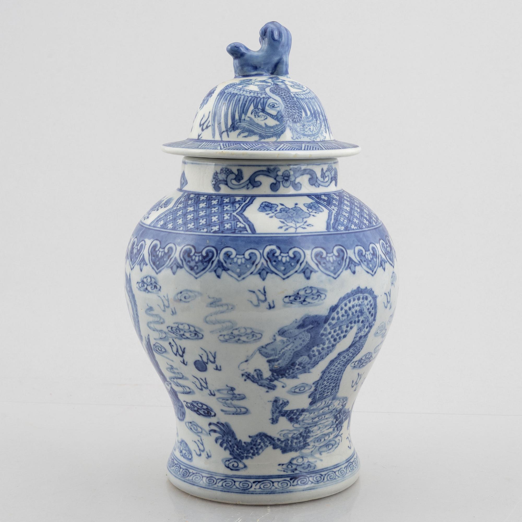 A porcelain urn with cover, China, 20th century.