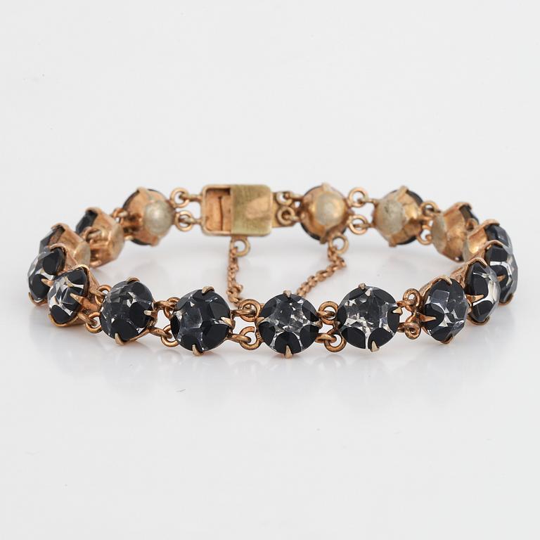 ARMBAND, silver  med färglösa stenar och svart lack.