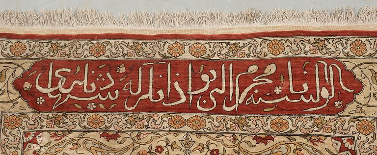 OLD SILKE HEREKE. 162,5 x 104 cm.