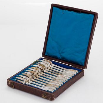 Ostrongafflar, 12 st, silver, hovjulvelerare A. Bourdon De Bruyne, Gent, Belgien, 1800-talets slut.