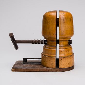 HATTSTRÄCKARE / HATTFÖRSTORARE, trä och metall, 1900-talets början.