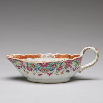 A pair of export porcelain famille rose sauce boats, Qing dynasty, 18th century.