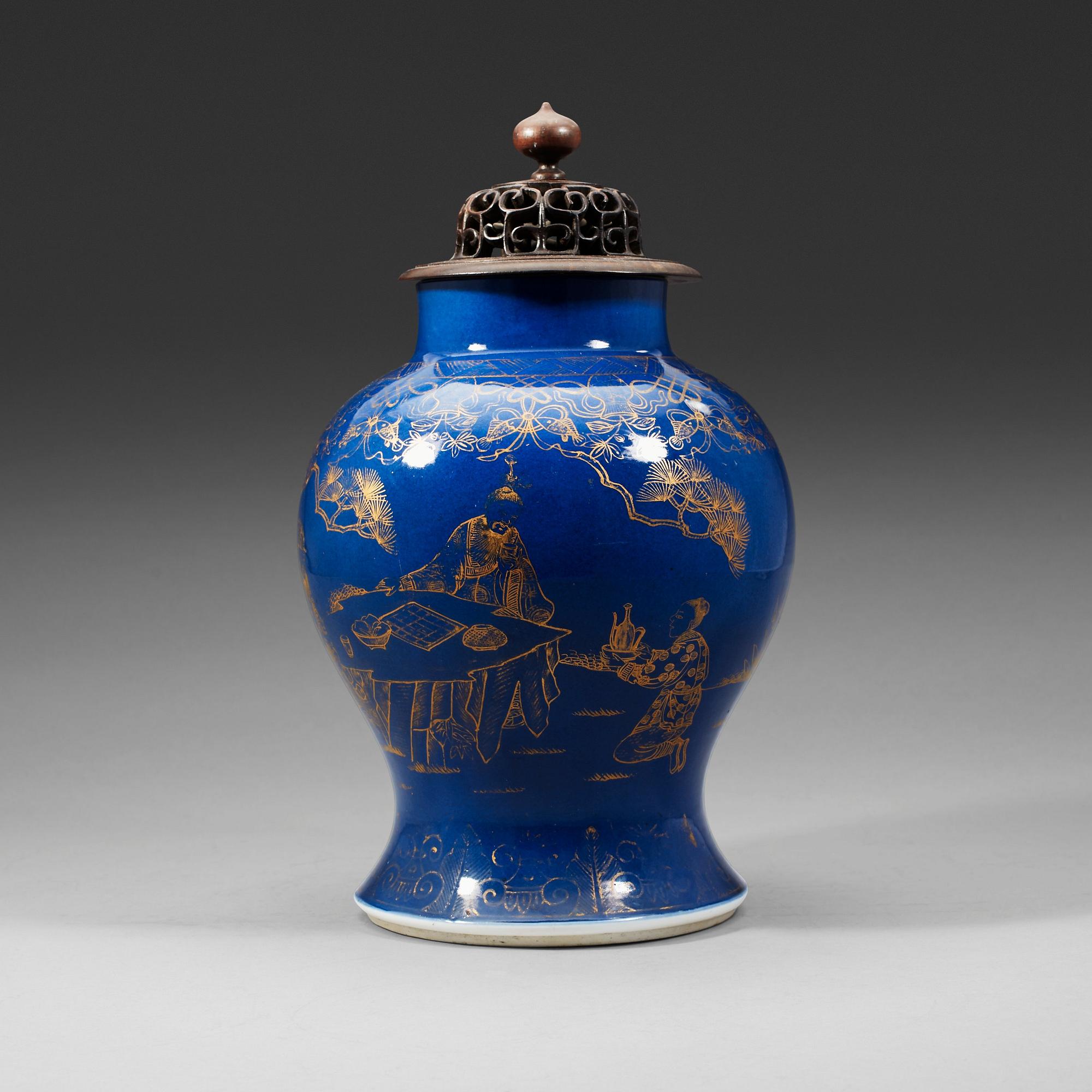 A powderblue vase, late Qing dynasty (1644-1912).