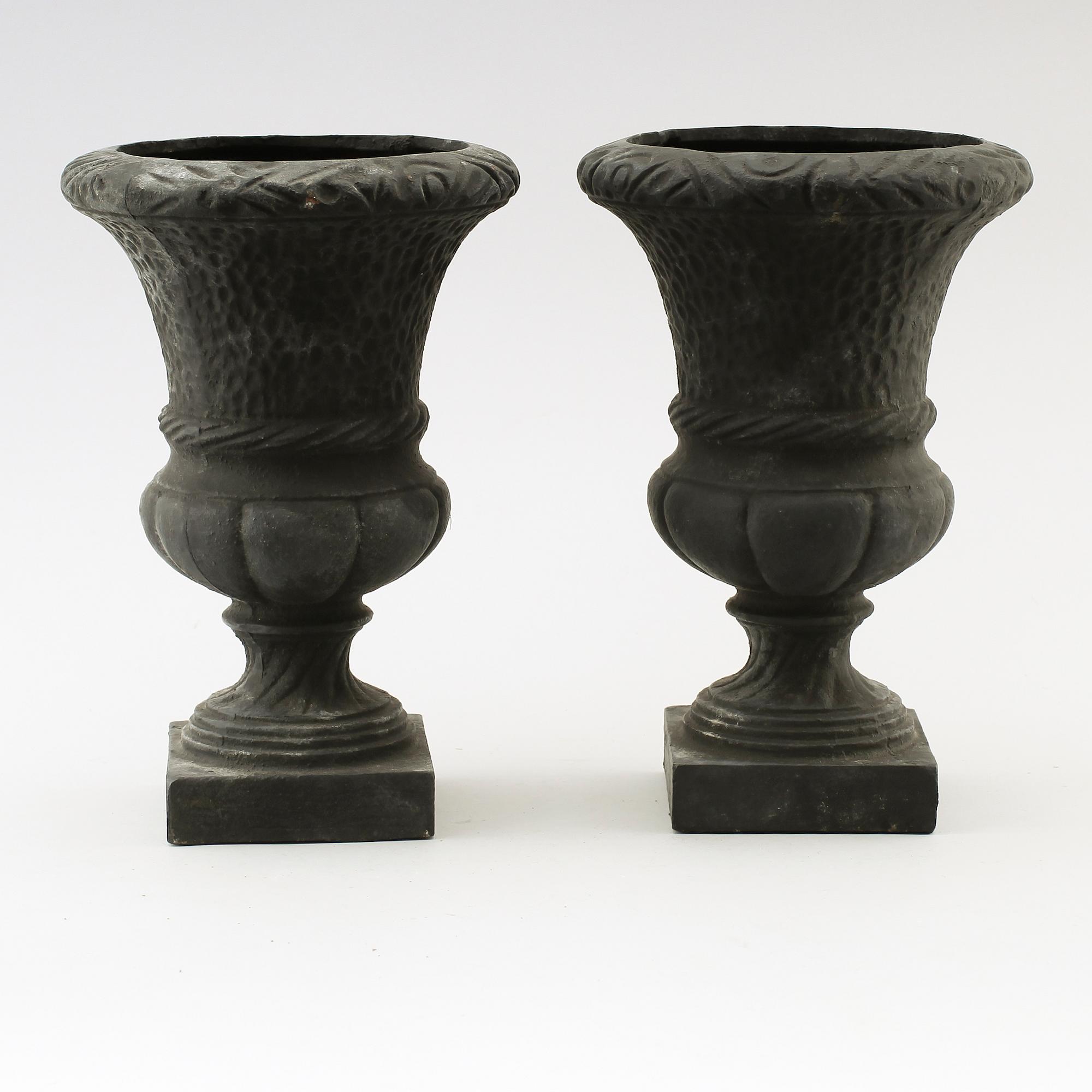 TRÄDGÅRDSURNOR, 1 par, gjutjärn, 1900-/2000-tal.