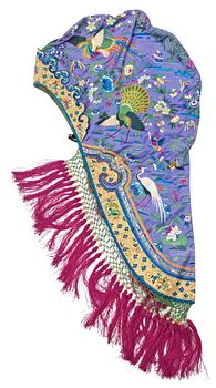 HEADDRESS, silk. Height 64,5 cm. China early 20th century.