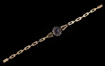 A BRACELET. БРАСЛЕТ, ​​золото 56 пр., Санкт-Петербург, 1908-26 гг, сапфир кабошон, бриллианты. Вес 17,7 гр.