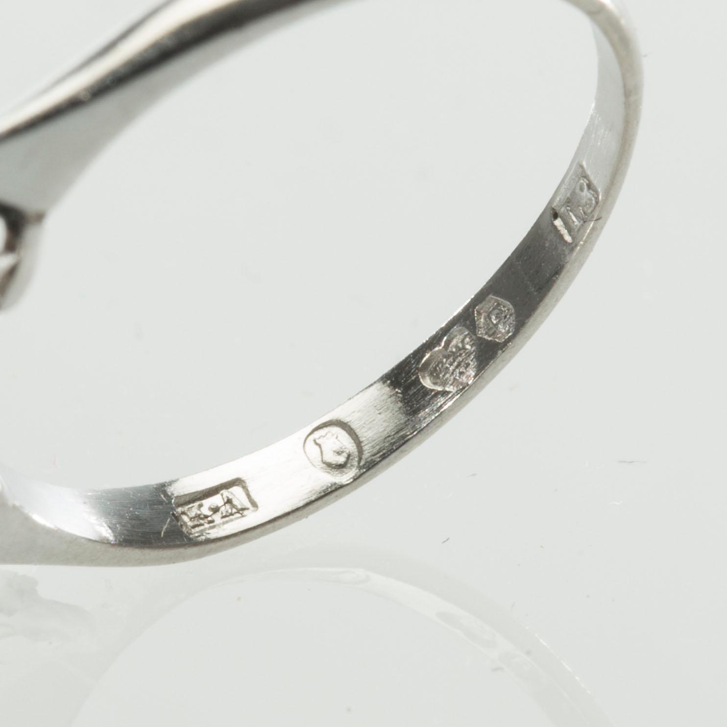 RING, platina med briljantslipade diamanter, totalt ca 1.10 ct. Stockholm, 1937. Vikt ca 2,8 g.