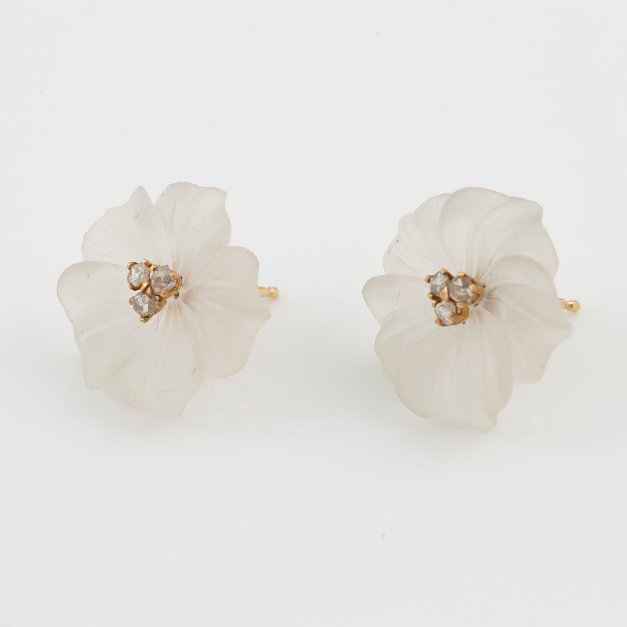 Brooch and earrings, floral, 18K gold with carved rock crystal and rose-cut diamonds.
