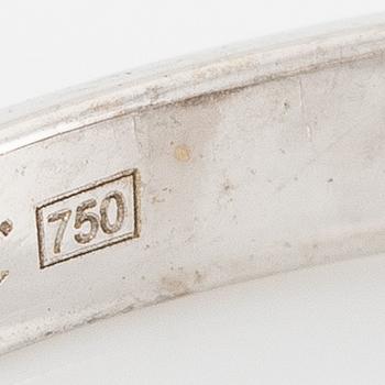 Ring in 18K white gold set with a cabochon-cut sapphire and brilliant-cut diamonds.