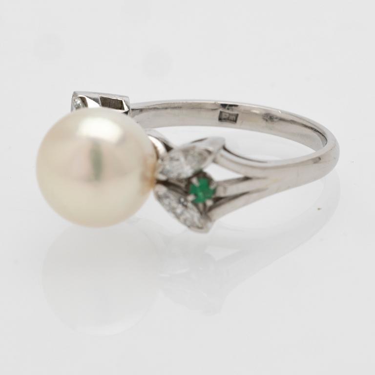 Platinum ring with a cultured pearl, emeralds and diamonds.
