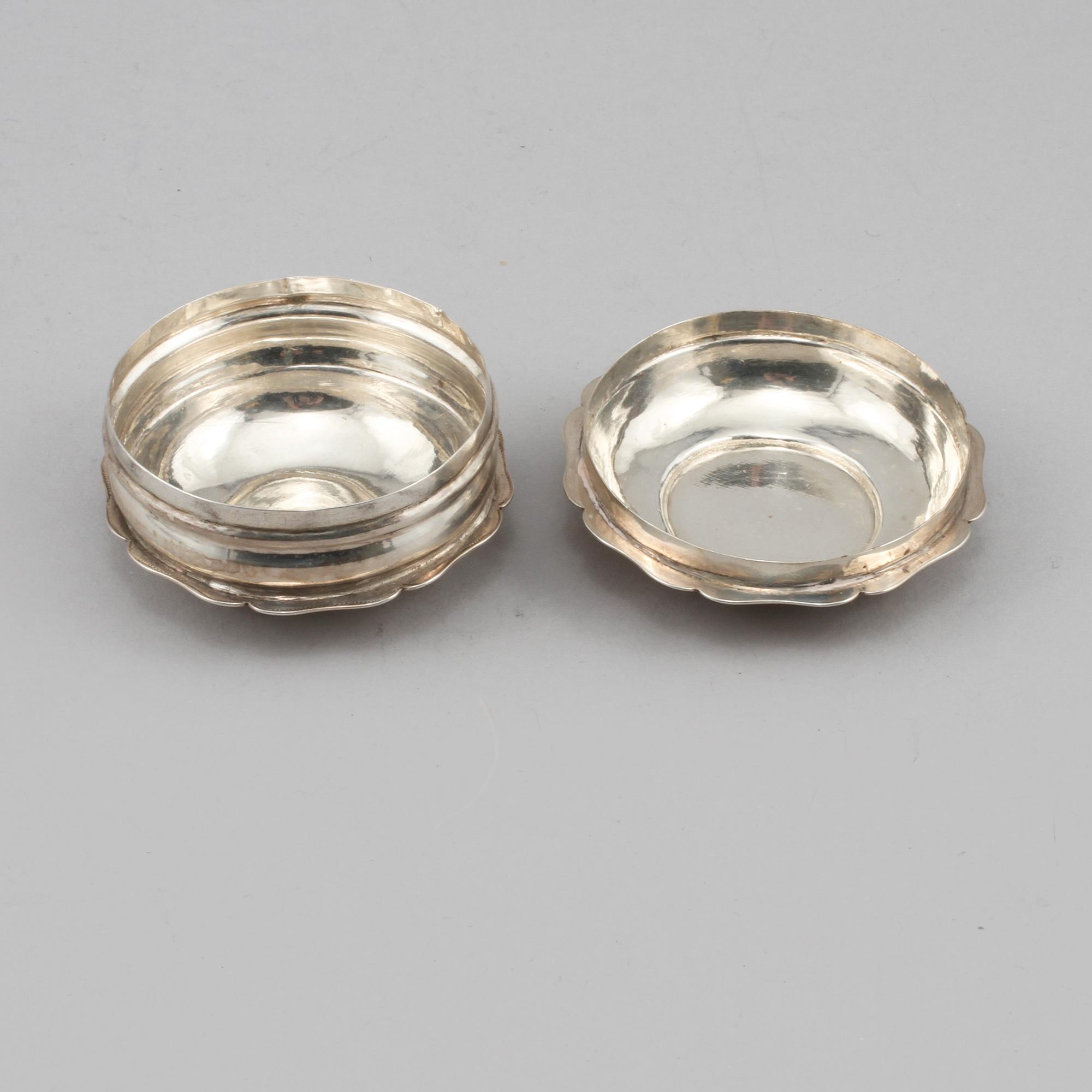 KYRKDOSA, silver, Johan Gustaf Enberg, Vänersborg, 1863, vikt 30 g.