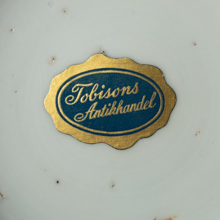 Tallrikar, nio stycken, kompaniporslin. Qingdynastin, Qianlong (1736-95).