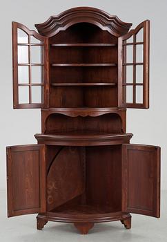 HÖRNSKÅP, 1900-talets andra hälft.