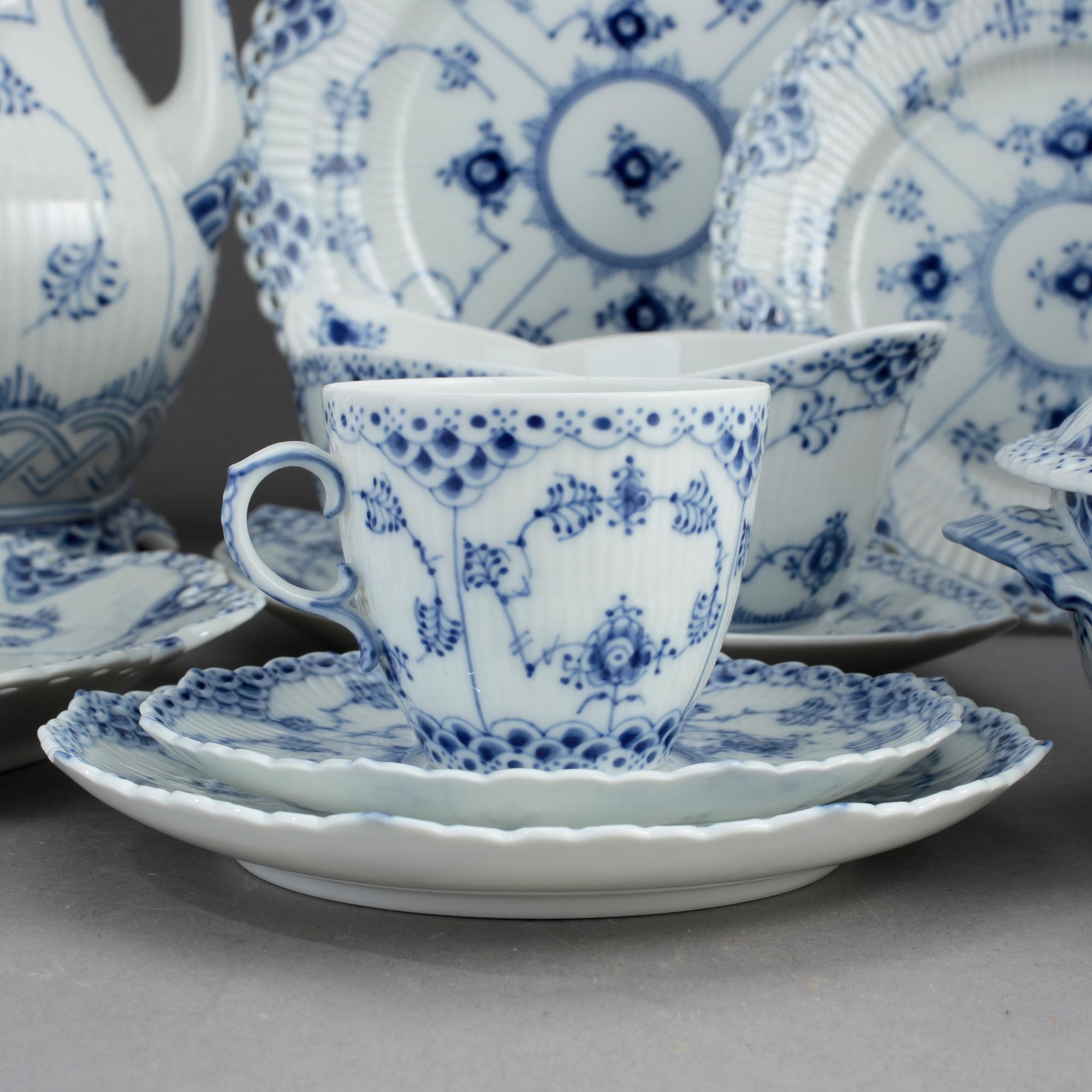 SERVISDELAR, porslin, 66 delar, "Musselmalet", Royal Copenhagen.