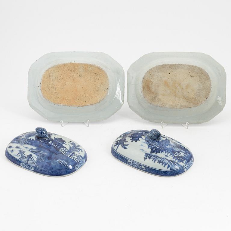 A pair of blue and white Chinese dishes with covers, Qing dynasty, Qianlong, (1736-95).