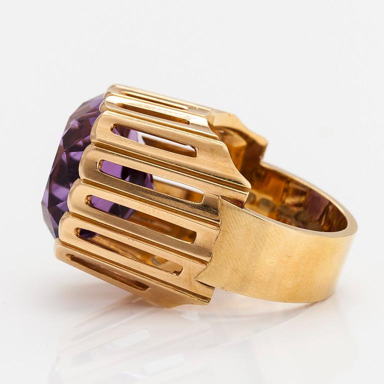 Ring, cocktailring, 18K guld med en ametist. Kultaseppäkoulu, Helsingfors 1964.