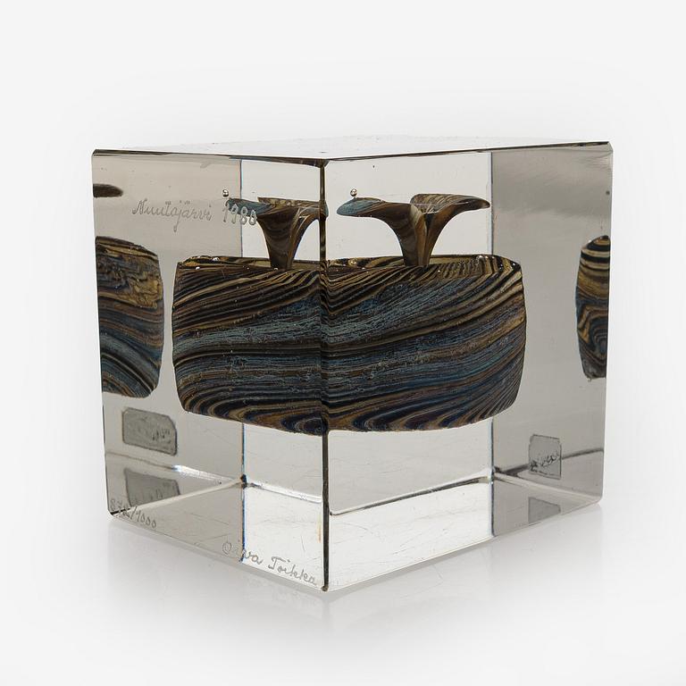 Oiva Toikka, an annual glass cube, signed Oiva Toikka Nuutajärvi 1980 and numbered 872/1000.